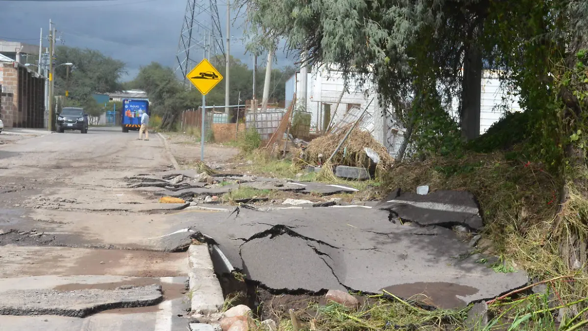 La carpeta asfáltica quedó desprendida a un costado del canal.